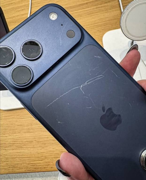 FOTO Korisnici novog iPhonea 17 bijesni: 'Ogrebe se u roku keks'