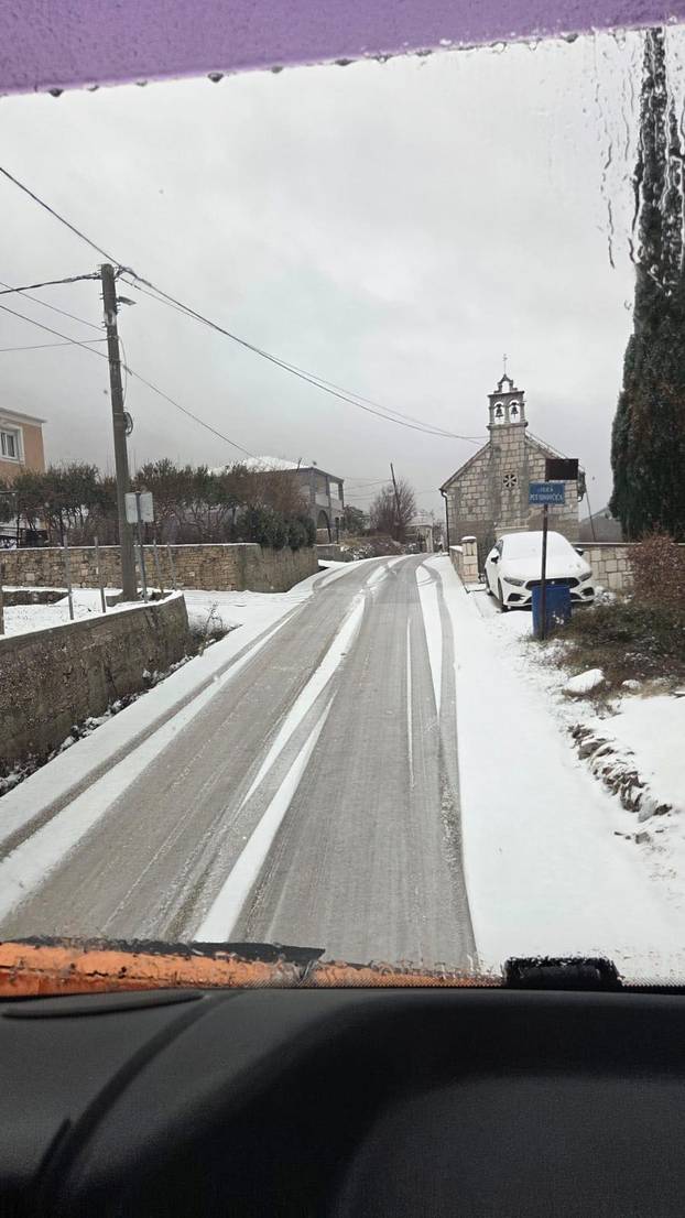 FOTO Snijeg pao i u Splitu! Bijeli se i autocesta u okolici grada: Pogledajte prizore iz Dalmacije