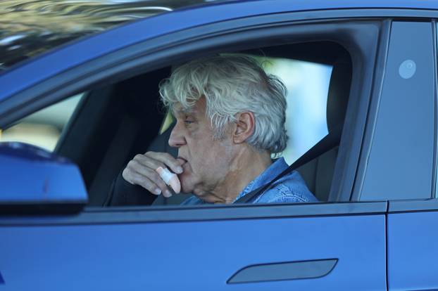 *EXCLUSIVE* Jay Leno sporting bruise and hand cast while driving his Tesla to Burbank Garage