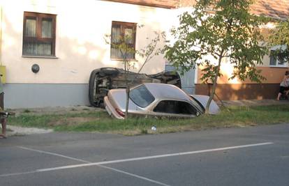 Pijani vozač se Kijom zabio u Opel Corsu pa je sletio u kanal