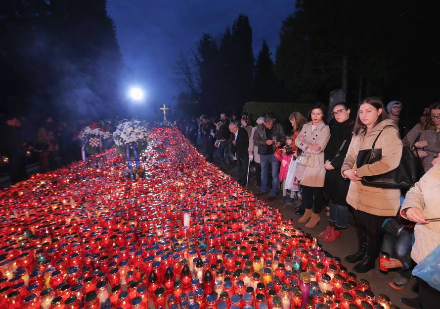 Dan je Svih svetih: Pogledajte fotografije s hrvatskih groblja