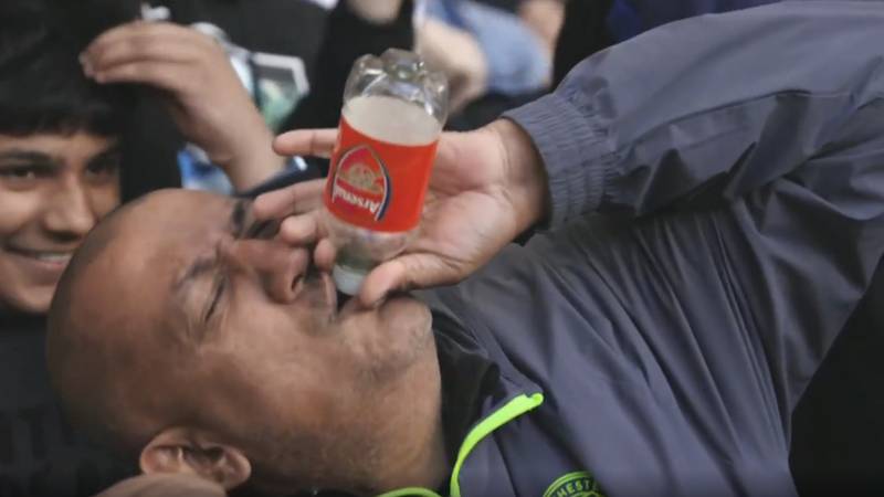 VIDEO Navijač koji pije iz bočice Arsenala postao hit. Evo i zašto