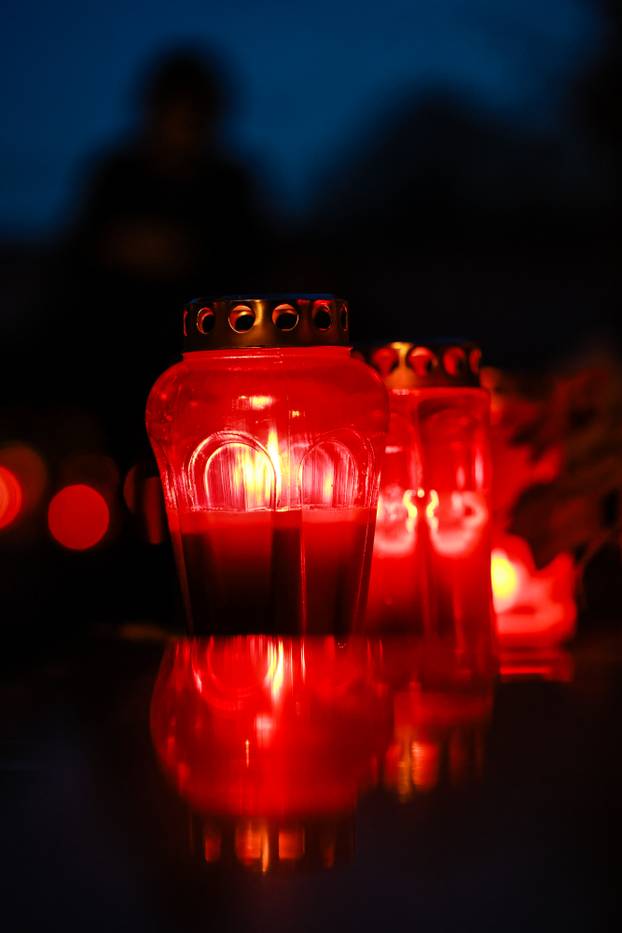 Zagreb: Trepet svijeća u sumrak na groblju Stenjevec na blagdan Svih svetih