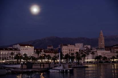 Split: Prvi ovogodišnji puni Mjesec obasjao grad