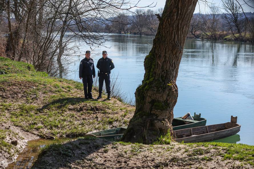 24sata Hrvatska Kostajnica: Policajci koji su prvi pronašli migrante koji su spašeni iz rijeke Une