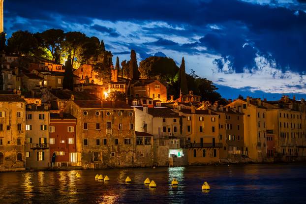 Gradske fotografije u sumrak grada Rovinja