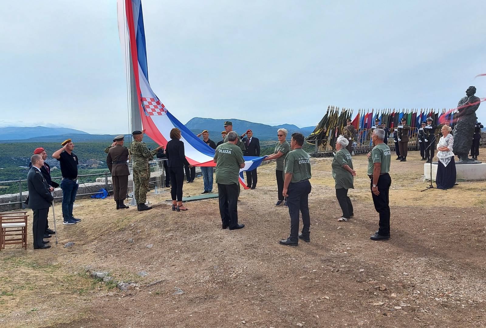 Podizanje zastave Republike Hrvatske na kninskoj tvrđavi povodom obljetnice Oluje