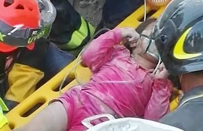 Čudo u Italiji: Nakon 17 sati iz ruševina izvukli živu djevojčicu