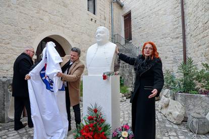 FOTO Otkriven spomenik Vinku Coci u njegovom rodnom Trogiru