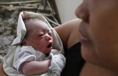 Čudo na Filipinima: Rodila je kćer u ruševinama zračne luke