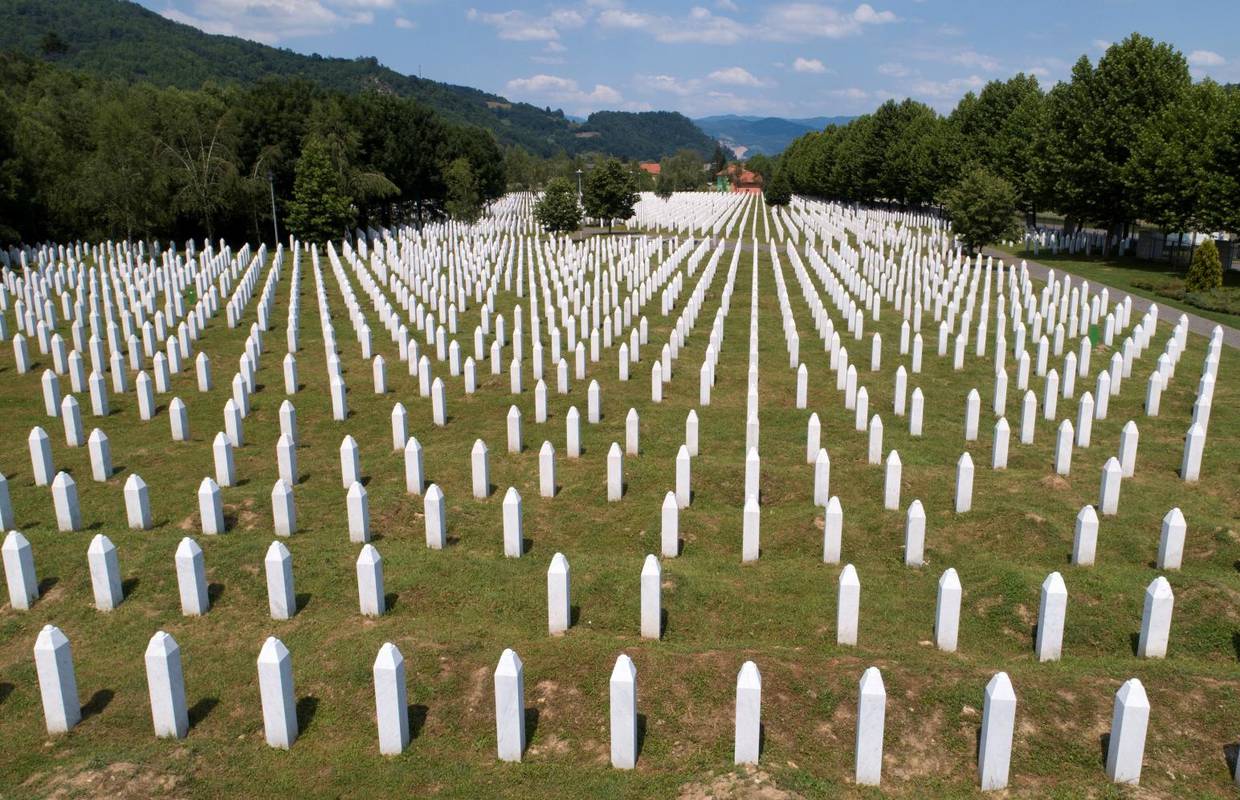 Borell i Várhelyi: Sjećamo se žrtava genocida u Srebrenici, neće biti prekrajanja povijesti