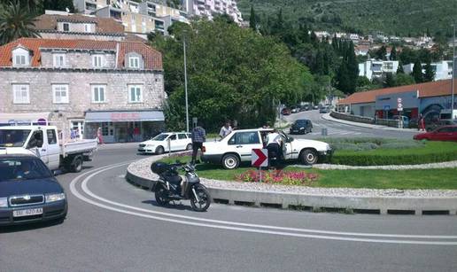 Nije se uspio zaustaviti: Vozač je Volvom uletio u kružni tok