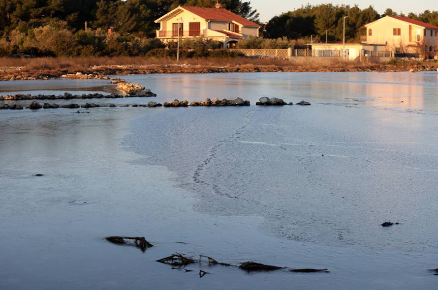 U Zablaću kod Šibenika zaledila se površina mora 