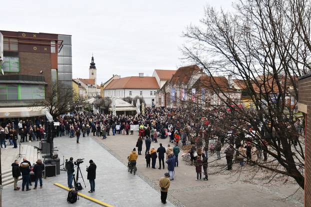 Na Trgu Republike u Čakovcu održan prosvjed u znak podrške kirurzima