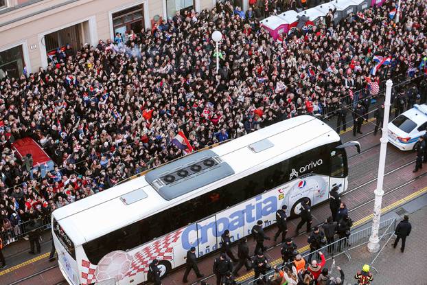 Zagreb: Hrvatska rukometna reprezentacija stigla na sve?ani do?ek na Trgu bana Josipa Jela?i?a