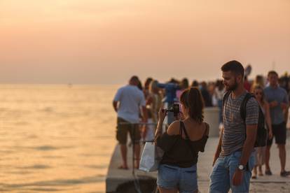 Turisti u Zadru uživaju u jednom od najljepših zalazaka sunca na svijetu