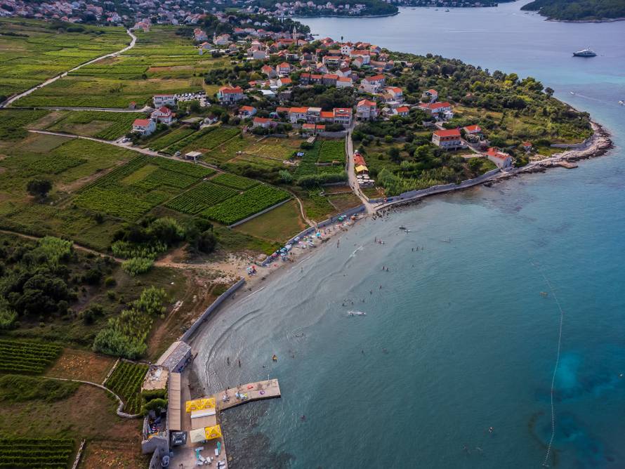 Na plaži Bilin Žal kod Lumbarde svatko može pronaći svoj komadić raja