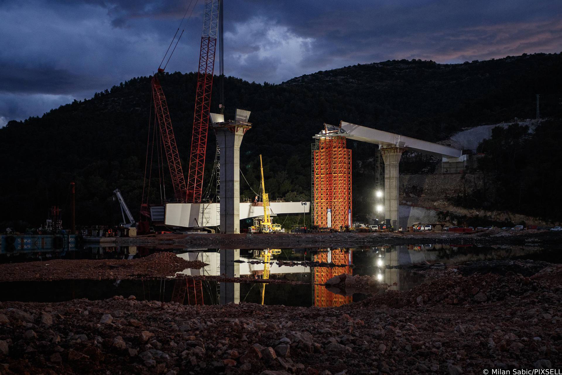 FOTO Čelični div od 350 tona: Uspješno postavili konstrukciju Stonskog mosta dugu 60 m