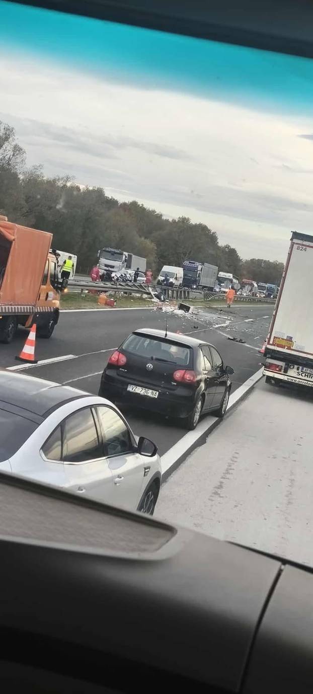 FOTO UŽASA Kamion se zabio u ogradu na A4 i prevrnuo se!