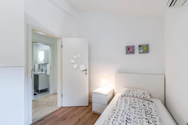 FOTO Pogledajte šarmantnu vilu u Labinu. Košta manje od pola milijuna eura, a ima i bazen