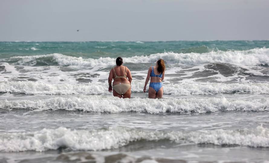 Uživanje na Bačvicama uz valove