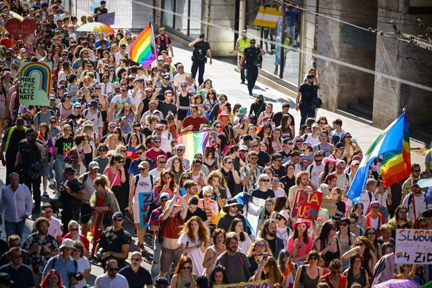 Zagreb: 24. Povorka ponosa LBGTIQ zajednica "Puna usta ponosa" prolazi centrom grada