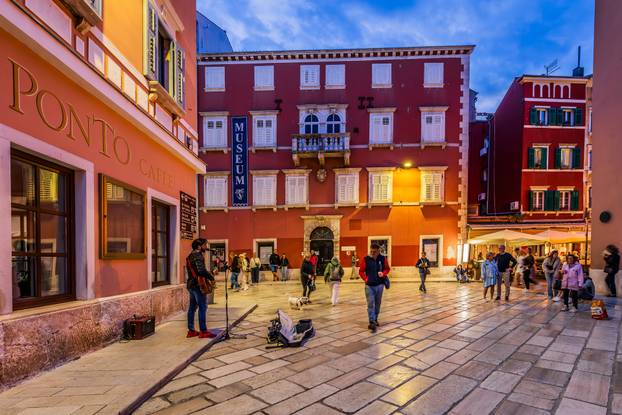 Gradske fotografije u sumrak grada Rovinja