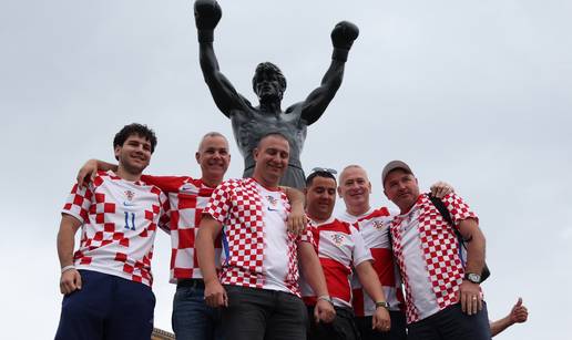 FOTO Philadelphia kao centar Zagreba! Navija&ccaron;i uz Rockyjev kip, ki&scaron;a ne kvari raspolo&zcaron;enje