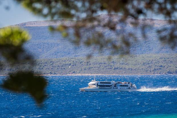 Olujna bura i jutro na plaži Zlatni rat
