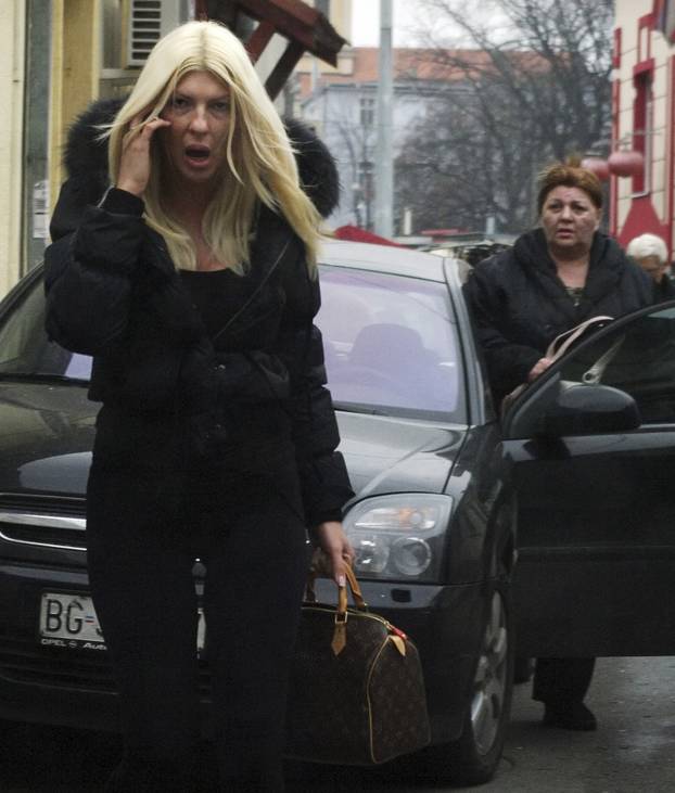 Beograd: Pjeva?ica Jelena Karleuša izgubila živce što su je snimili bez šminke
