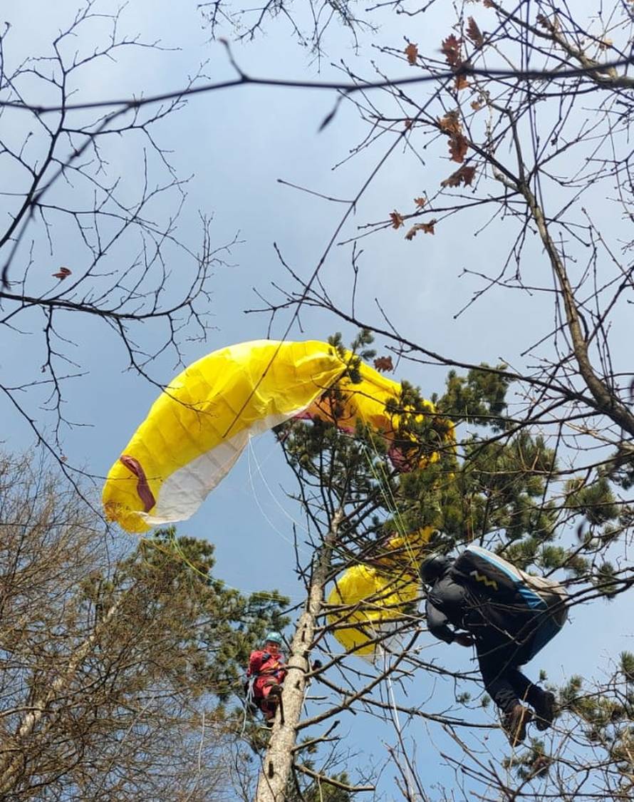 Paraglajder izgubio kontrolu i pao na stablo, HGSS ga spasio