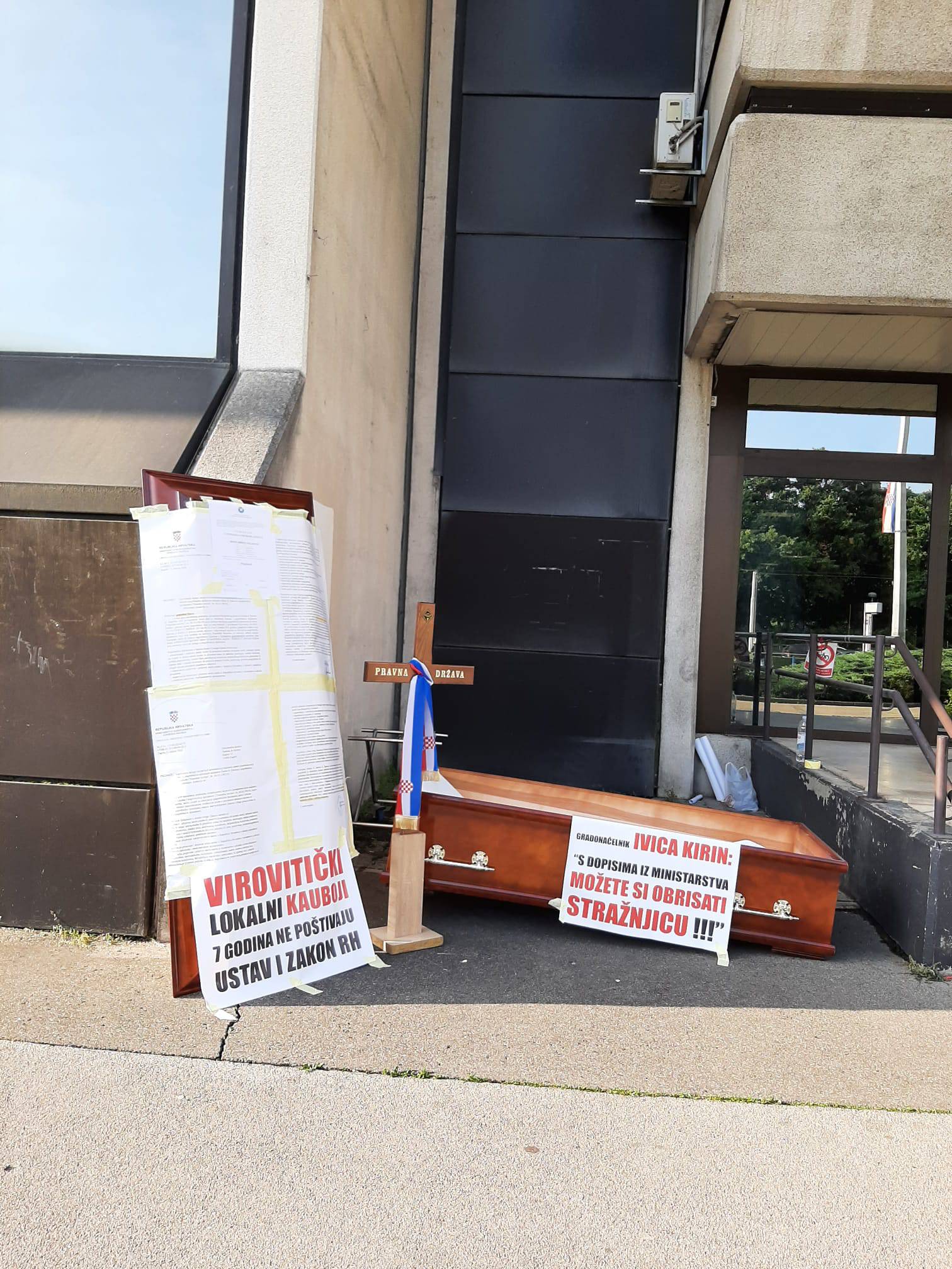 Obrtnik koji štrajka u Zagrebu proveo je noć u lijesu ispred Ministarstva: 'Ostajem ovdje'