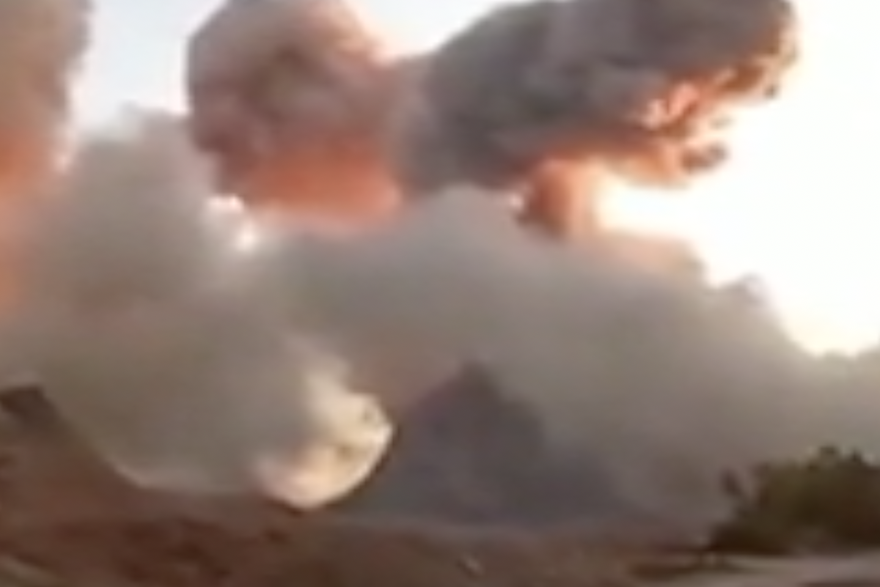 Oblaci dima vi&dstrok;eni u smjeru iranske vojne baze nakon napada