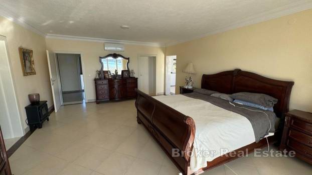 FOTO Iz kuće u more! Ova vila prvi red do mora ima konobu i vinoteku, a evo koliko košta