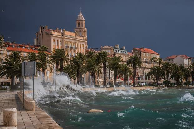 Split: Orkansko jugo potopilo rivu te stvaralo probleme u pomorskom prijevozu