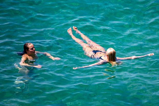 Dubrovnik: Turističke gužve u gradu i spas od vrućine u moru