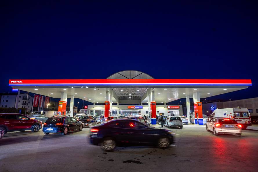 Pula: Automobili na benzinskim pumpama uoči sutrašnjeg poskupljenja benzina