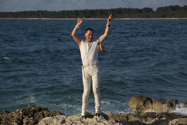 Zadar: Zadarski modni mačak snimio spot na osamljenoj plaži