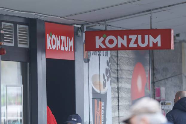 
Zagreb: Gužve na autobusnom kolodvoru ispred rijetko otvorenih dućana i pekarnica u gradu