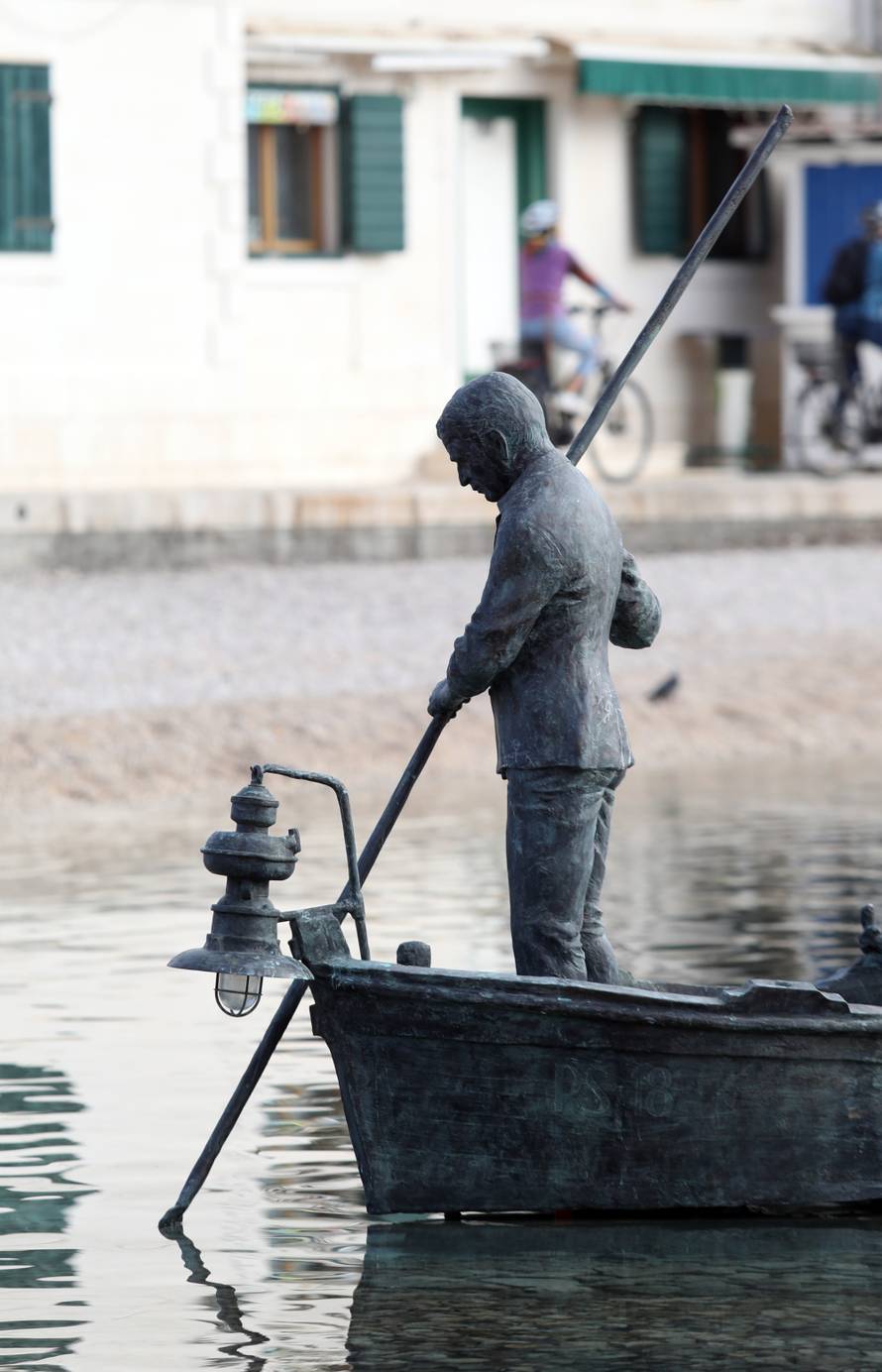 Primošten dobio spomenik koji prikazuje dva ribara u barci