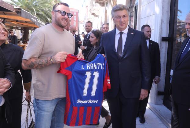 Split: Andrej Plenković na poklon dobio dres Ivana Rakitića