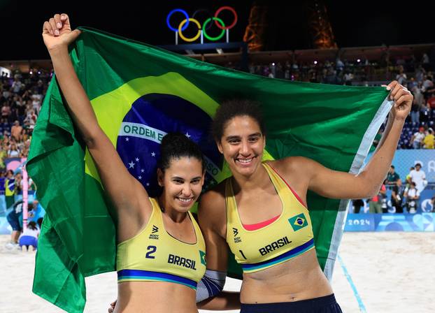 Beach Volleyball - Women's Gold Medal Match - Brazil vs Canada (Ana Patricia/Duda vs Melissa/Brandie)