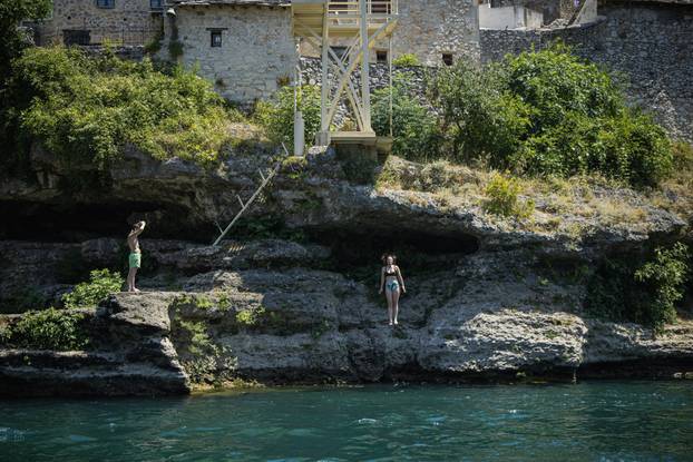Mostar: Brojni turisti rashladili se u Neretvi