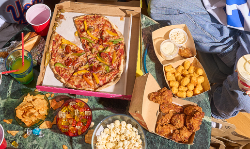 Za vrijeme prve utakmice Vatrenih Hrvatima su najve&cacute;i hit bili pizza, led i... zvu&ccaron;nici?