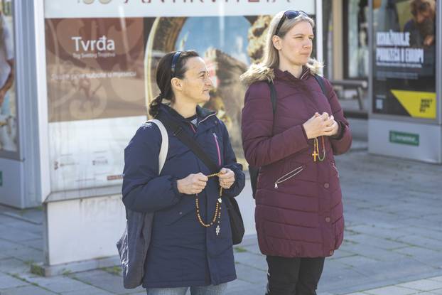 Osijek: Molitelji i protuprosvjednici okupili se ispred konkatedrale