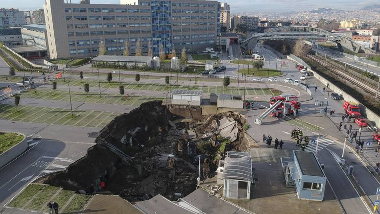 Eksplozija kod covid bolnice: Stvorila se ogromna rupa  u zemlji i progutala desetke auta