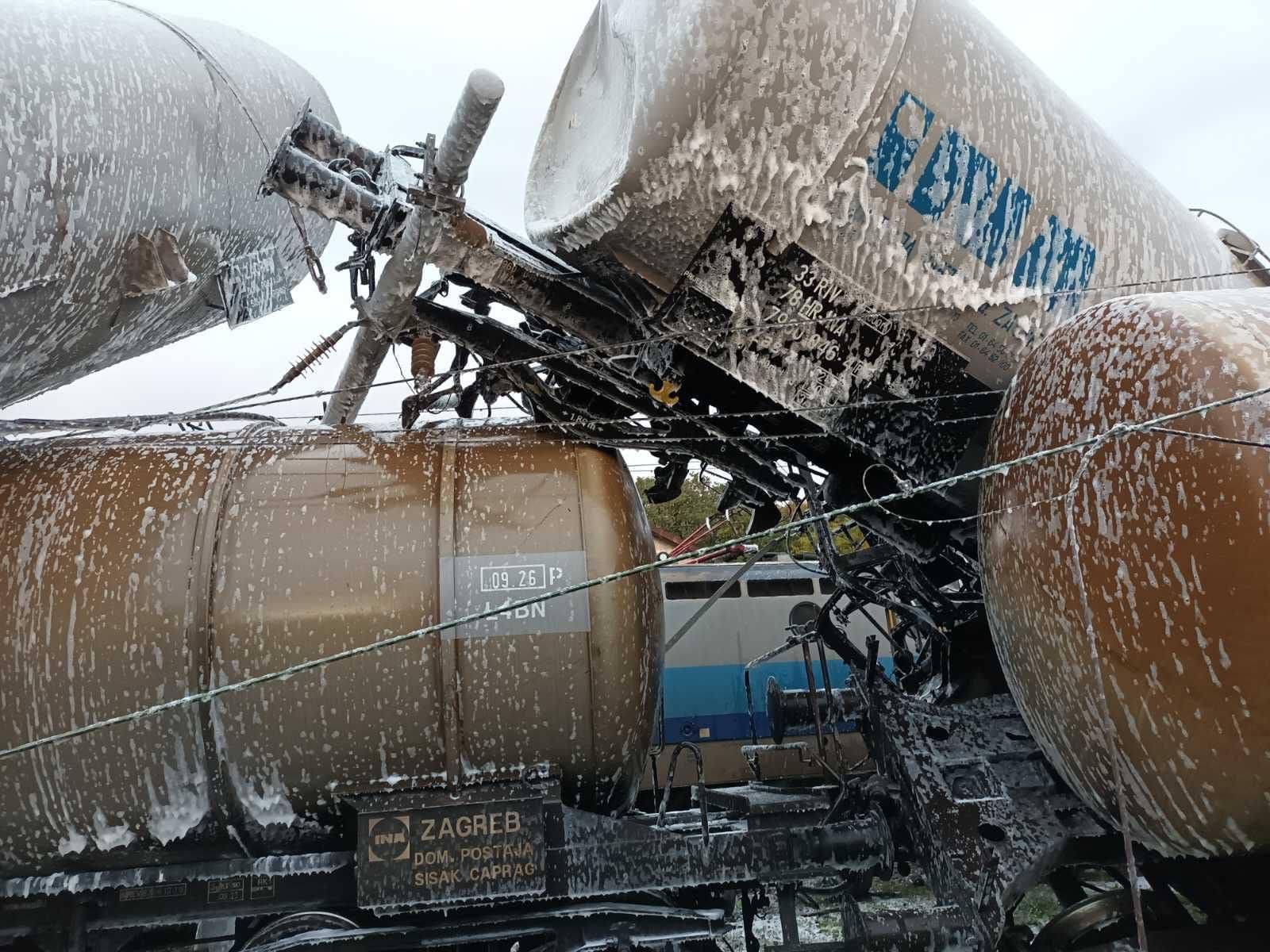 FOTO Šokantne fotografije s mjesta sudara vlaka i cisterne: Čudo da je ovo netko preživio!