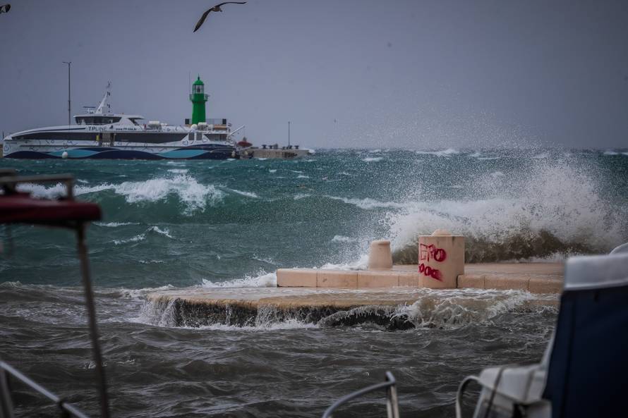 Split: Orkansko jugo potopilo rivu te stvaralo probleme u pomorskom prijevozu