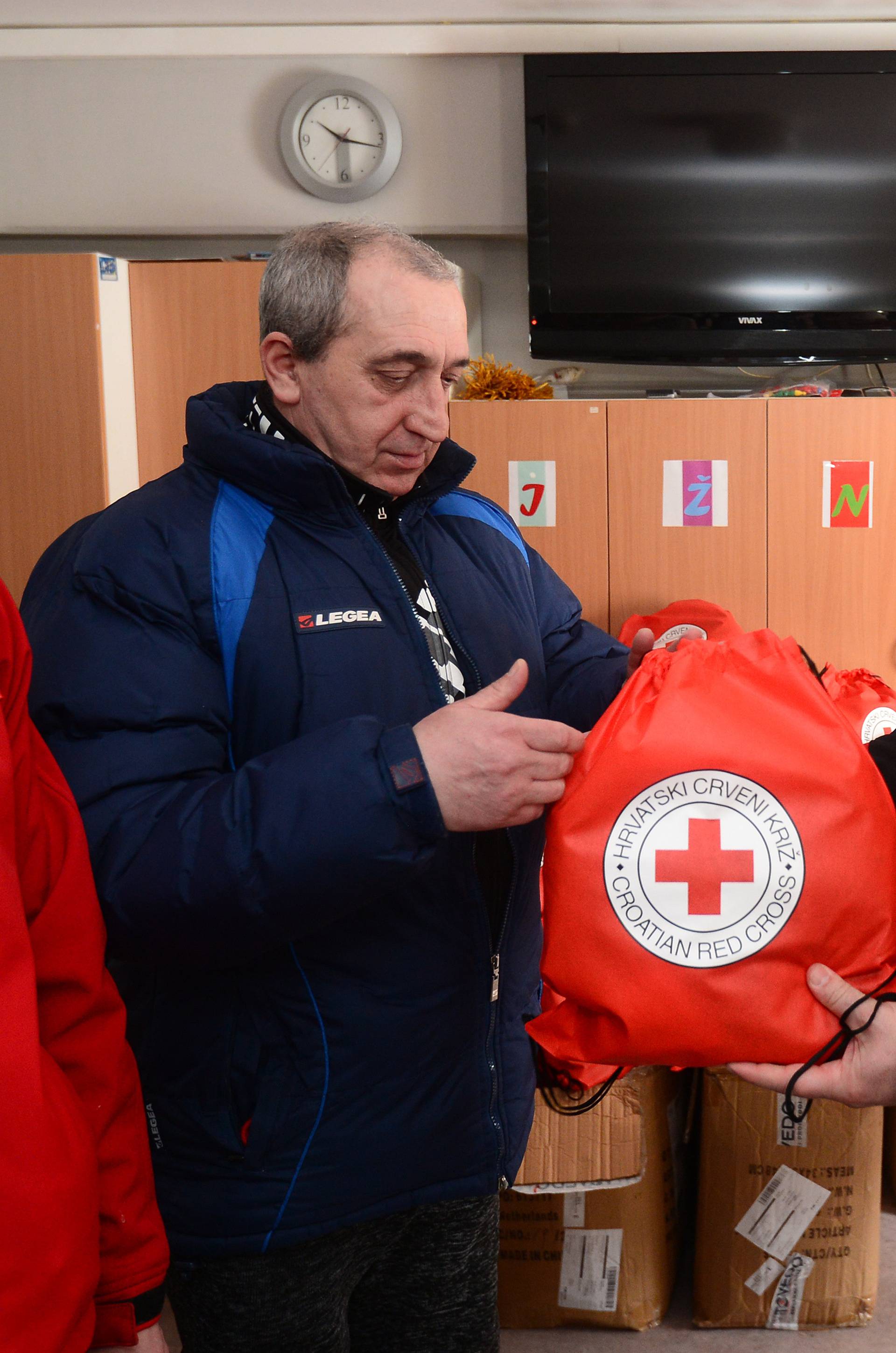 Crveni križ beskućnicima dijeli ruksake s kapama, šalovima...