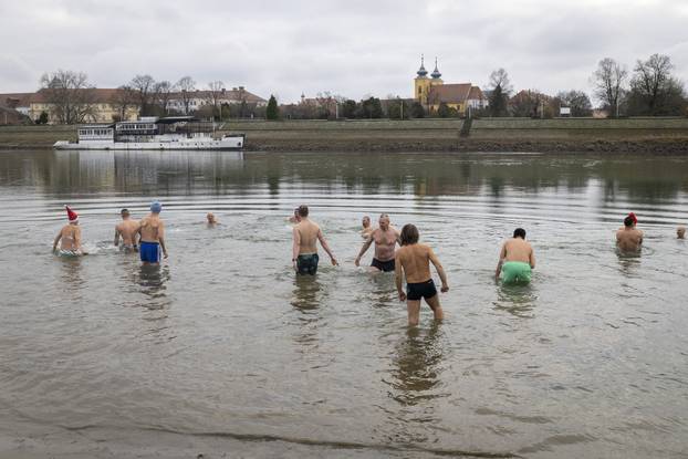 Osijek: Tradicionalno kupanje i picigin u rijeci Dravi